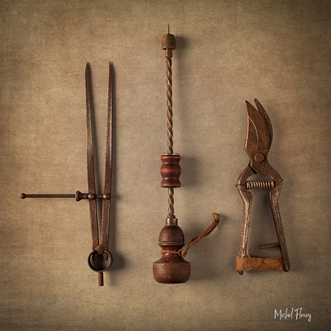 <strong>Outils divers</strong> • Vieux outils, compas, vrillette et sécateur <small>© Michel FLEURY</small>