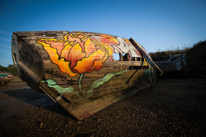 <strong>Fleur de Rouille..</strong> • épave en Rance, graffiti, graffeur <small>© Michel FLEURY</small>