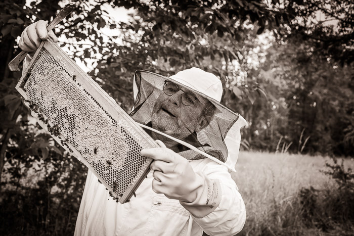<strong>Olivier, apiculteur à La Vicomté-sur-Rance</strong> <small>© Michel FLEURY</small>