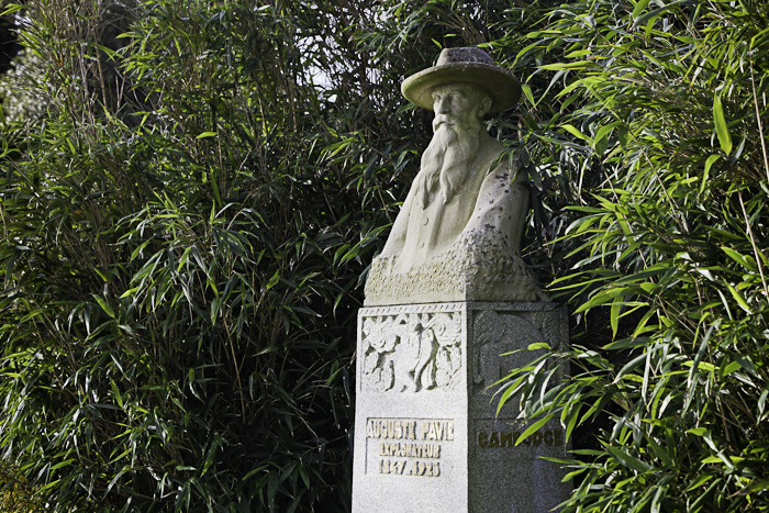 <strong>Dinan, au jardin anglais, buste d'Auguste Pavie</strong> • Dinan, au jardin anglais, buste d'Auguste Pavie <small>© Michel FLEURY</small>