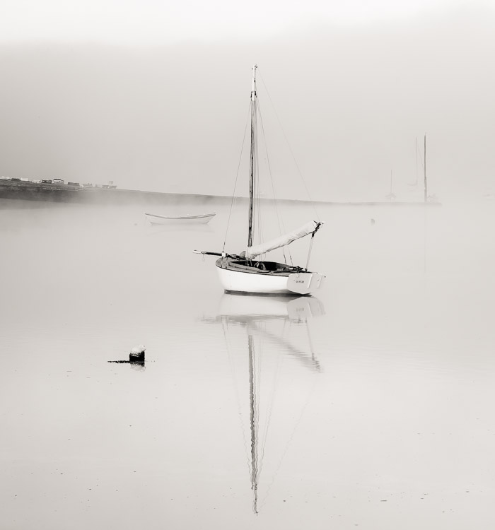 <strong>Canot à Mordreuc</strong> • Canot dans une brume matinale sur l'estuaire de la Rance, anse de Mordreuc <small>© Michel FLEURY</small>